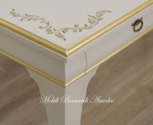 Wooden desk with lacquered finish and gold leaf - detail of the decorations on the top